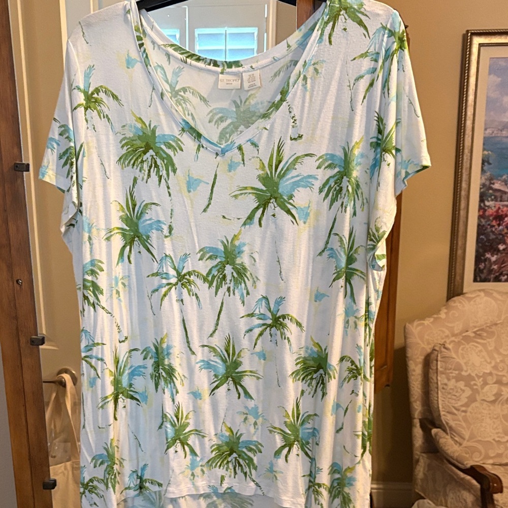 St. Tropez White Palm-Print V-Neck Short Sleeve Tee